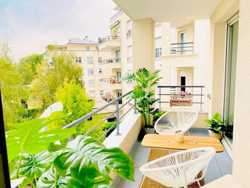 T2 Très Charmant à Cergy Le Haut à seulement 3 min à pied de la gare !! PARKING PRIVE Apartamento Exterior foto